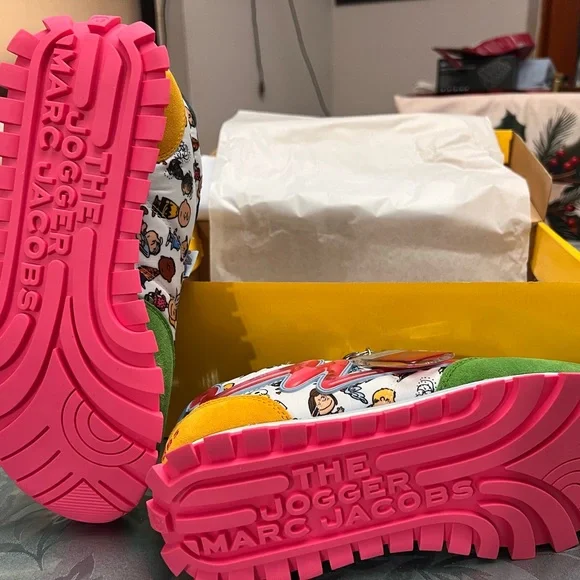 Marc Jacobs Peanuts Jogger Box in Black and Yellow - Picture 8 of 11